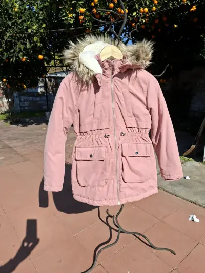 Parka rosa con capucha de piel, marca H&M. - miniatura 1