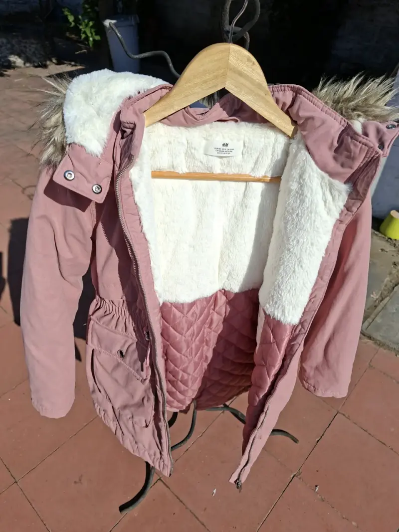 Parka rosa con capucha de piel, marca H&M. - 2