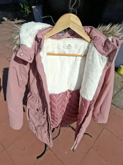 Parka rosa con capucha de piel, marca H&M. - miniatura 2