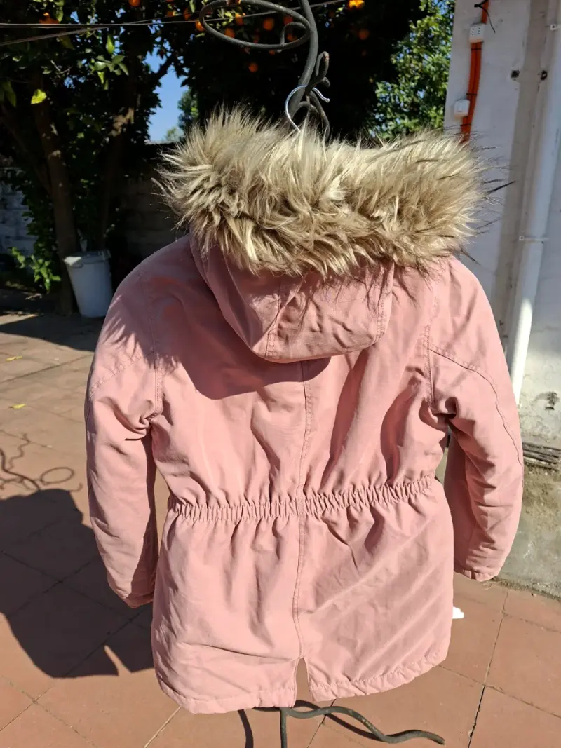 Parka rosa con capucha de piel, marca H&M. - 3