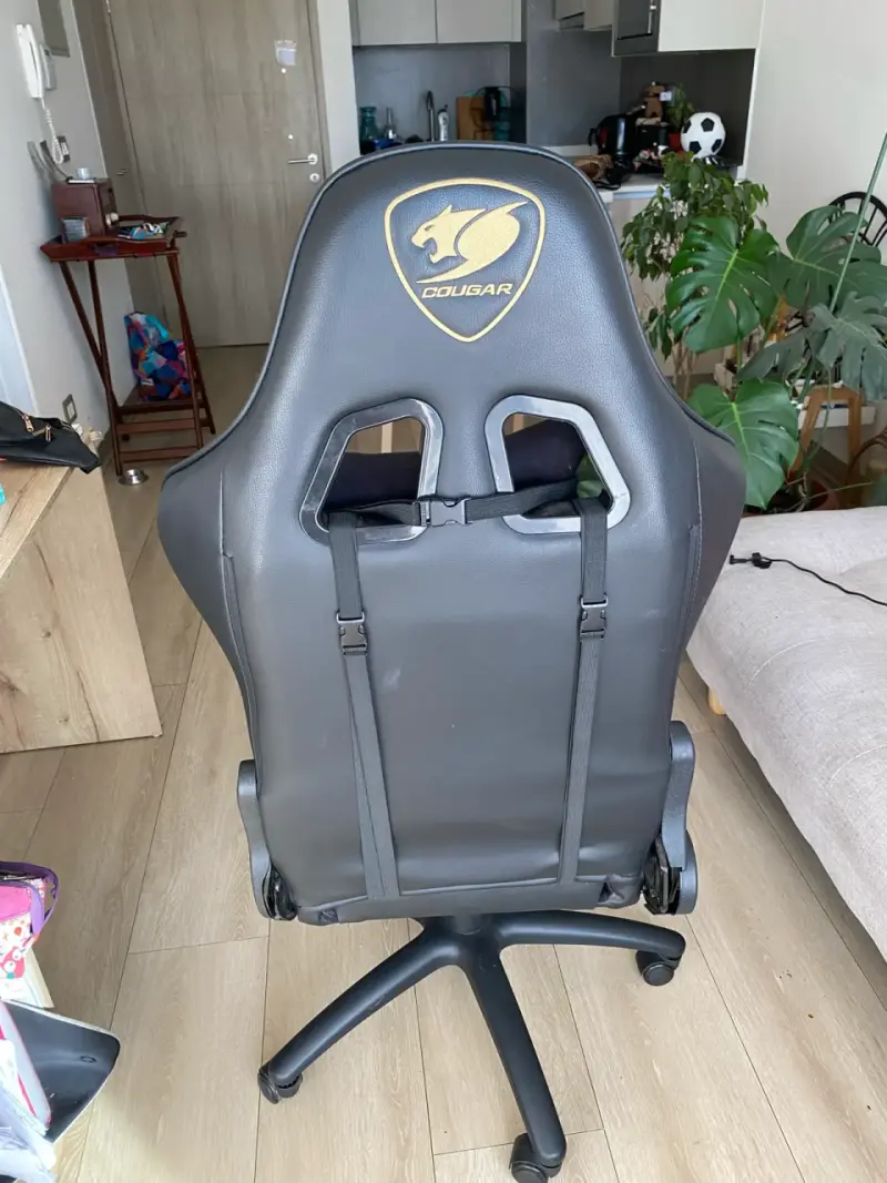 Silla gamer Cougar negra - 2