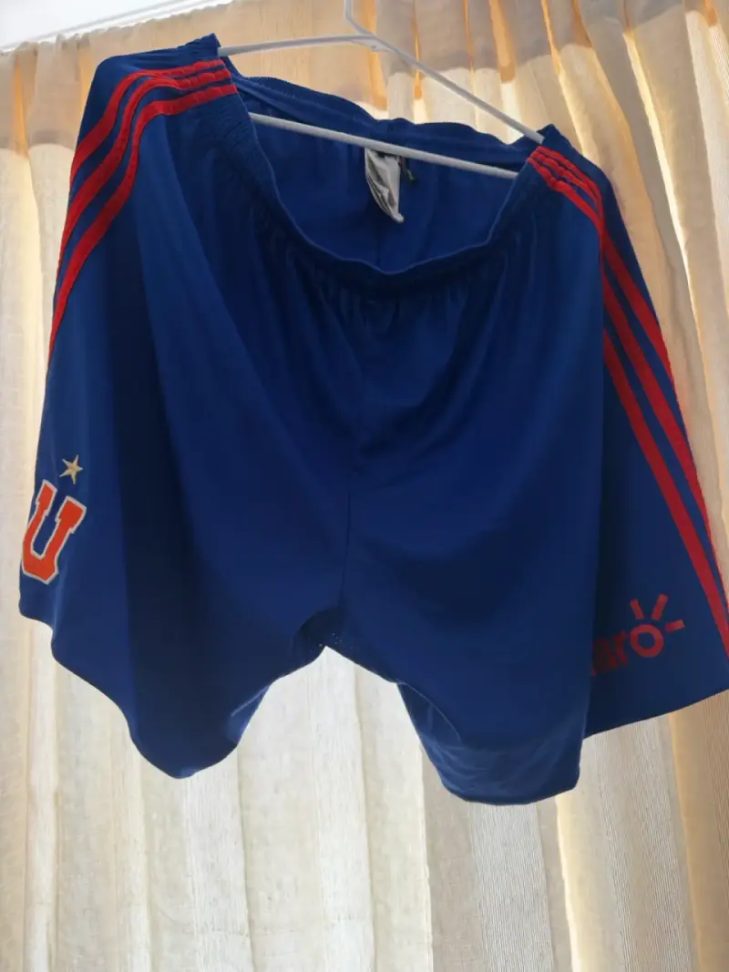 Short deportivo azul con logo