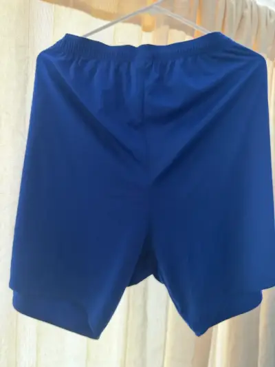 Short deportivo azul con logo - miniatura 3