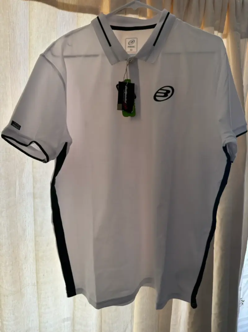 Polera deportiva blanca con logo