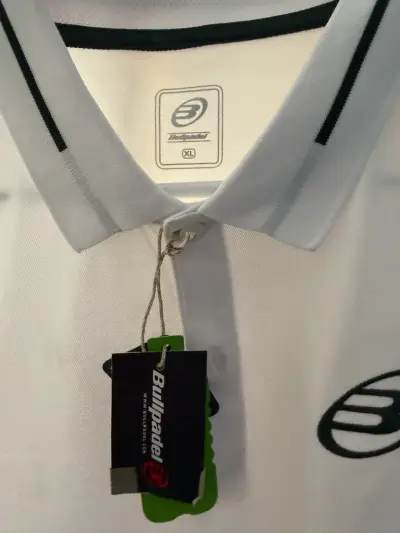 Polera deportiva blanca con logo - miniatura 2