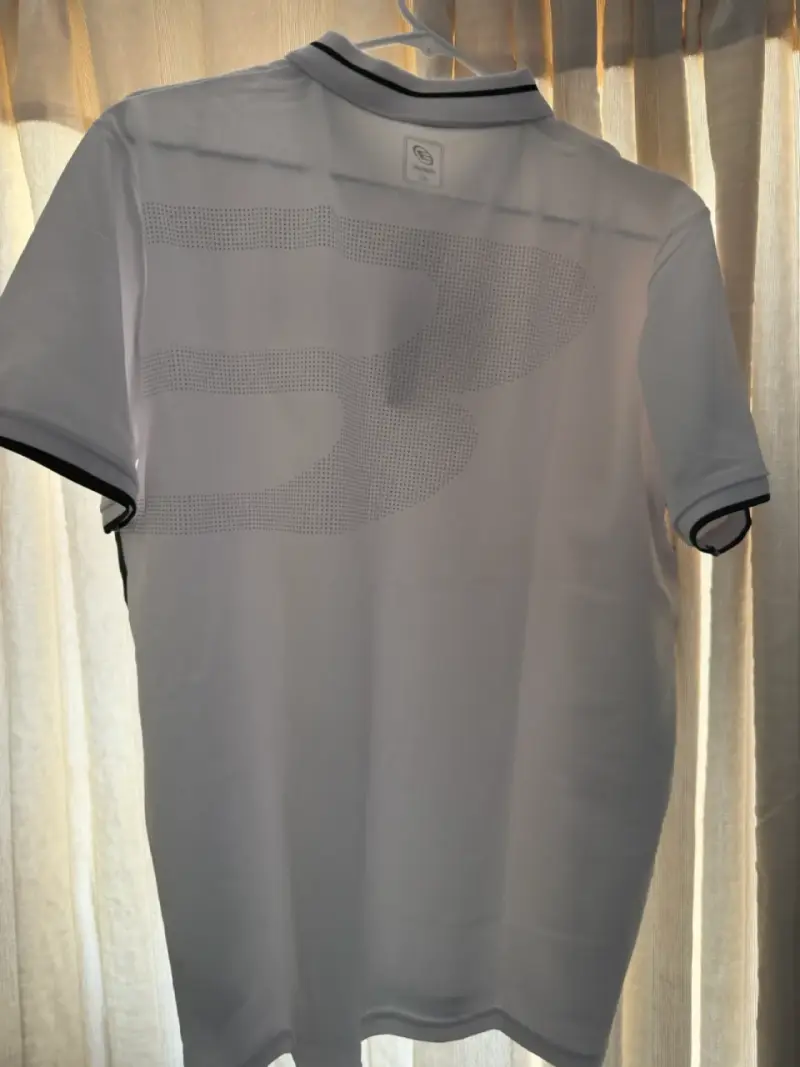 Polera deportiva blanca con logo - 3