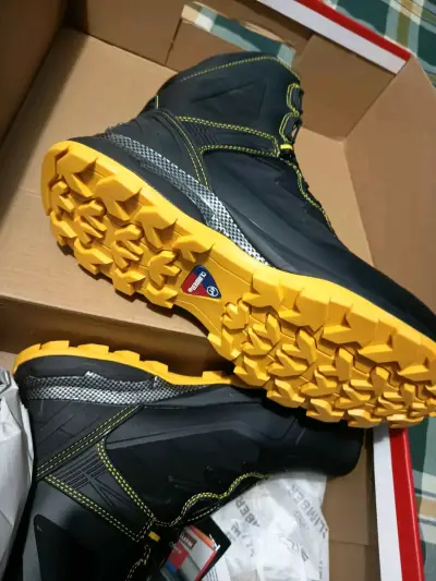 Botas de montaña negras y amarillas - miniatura 1