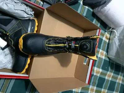 Botas de montaña negras y amarillas - miniatura 2