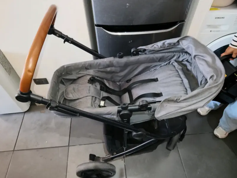 Coche de bebé gris en buen estado