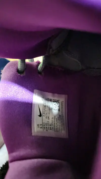 Zapatillas deportivas Kyrie negras y moradas - miniatura 5