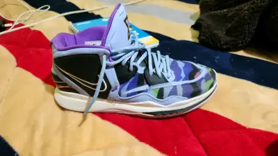 Zapatillas deportivas Kyrie negras y moradas - miniatura 6