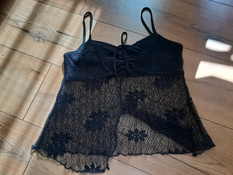 Top de encaje negro con tirantes - 1