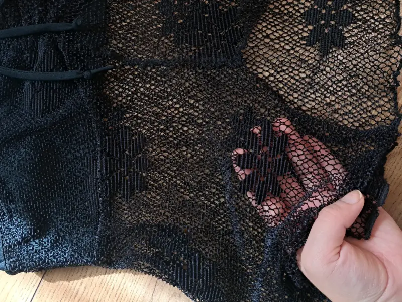 Top de encaje negro con tirantes - 2