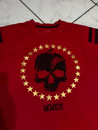 Polera roja con estampado de calavera - miniatura 1