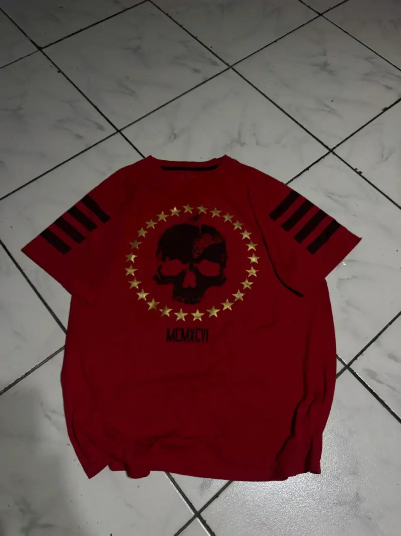 Polera roja con estampado de calavera - 2