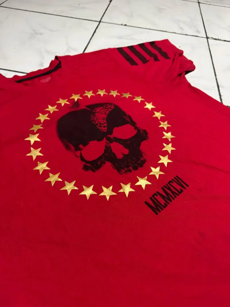 Polera roja con estampado de calavera - 3