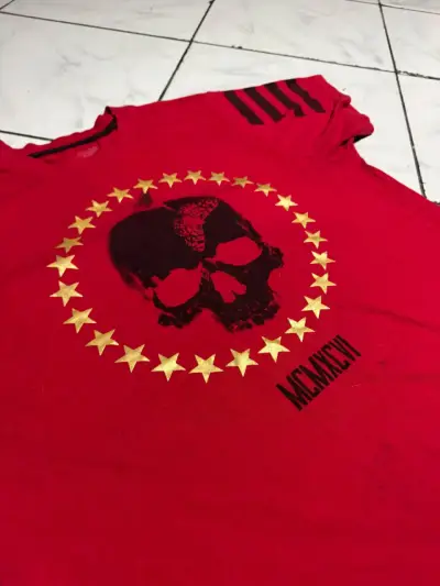 Polera roja con estampado de calavera - miniatura 3