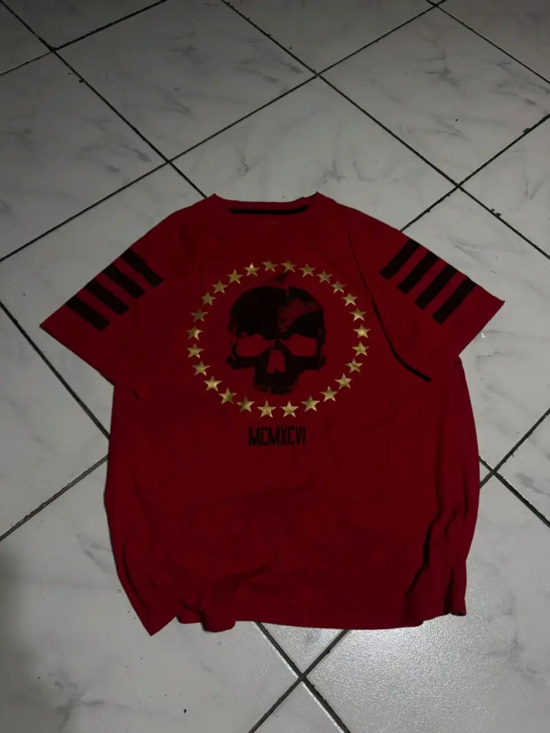 Polera roja con estampado de calavera - 4