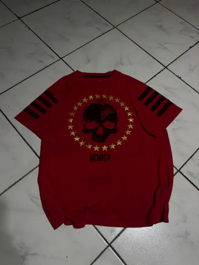 Polera roja con estampado de calavera - miniatura 4