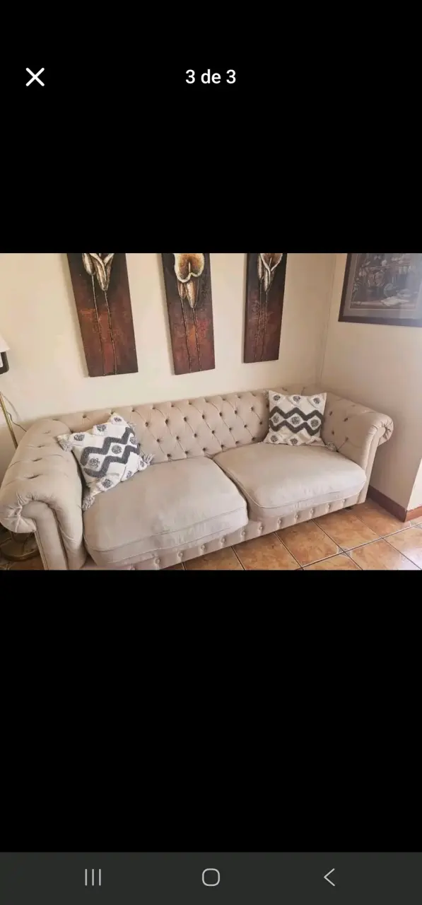 Sofá beige con cojines - 1