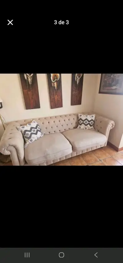 Sofá beige con cojines - miniatura 1