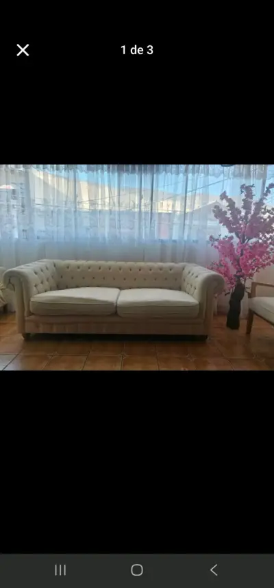 Sofá beige con cojines - miniatura 2