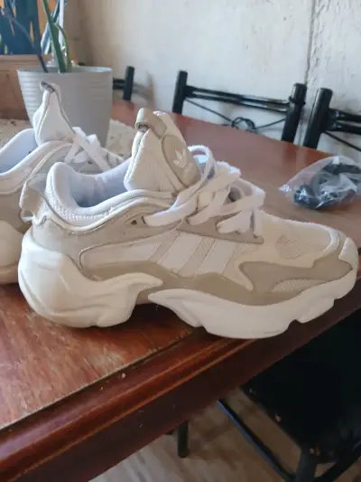 Zapatillas deportivas blancas Adidas - miniatura 2