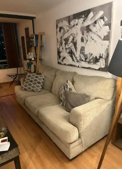 Sofá beige moderno - miniatura 2