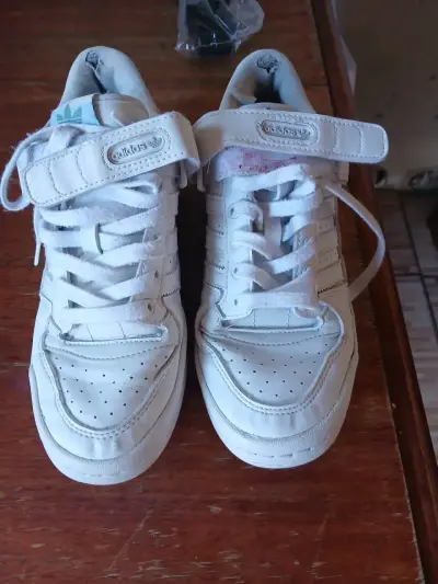 Zapatillas blancas con velcro - miniatura 1