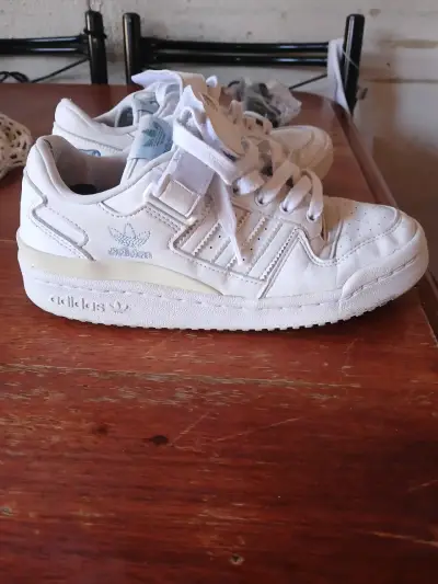 Zapatillas blancas con velcro - miniatura 2