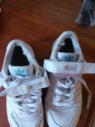 Zapatillas blancas con velcro - miniatura 3