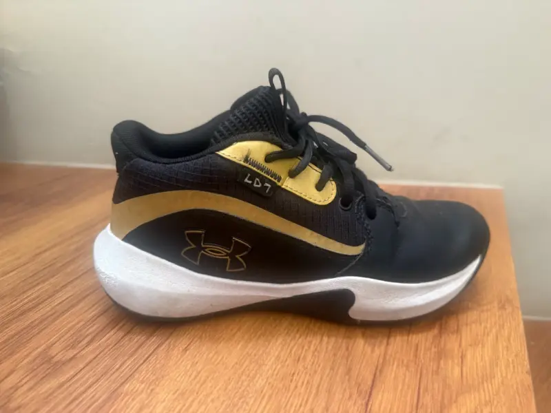Zapatillas deportivas negras y doradas
