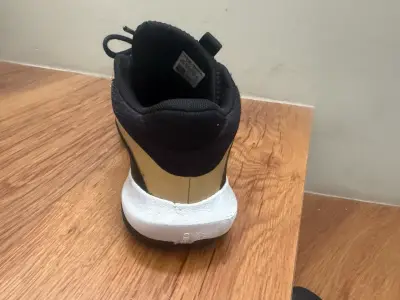 Zapatillas deportivas negras y doradas - miniatura 2