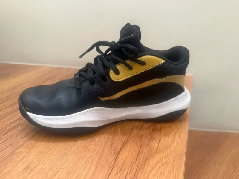 Zapatillas deportivas negras y doradas - 3