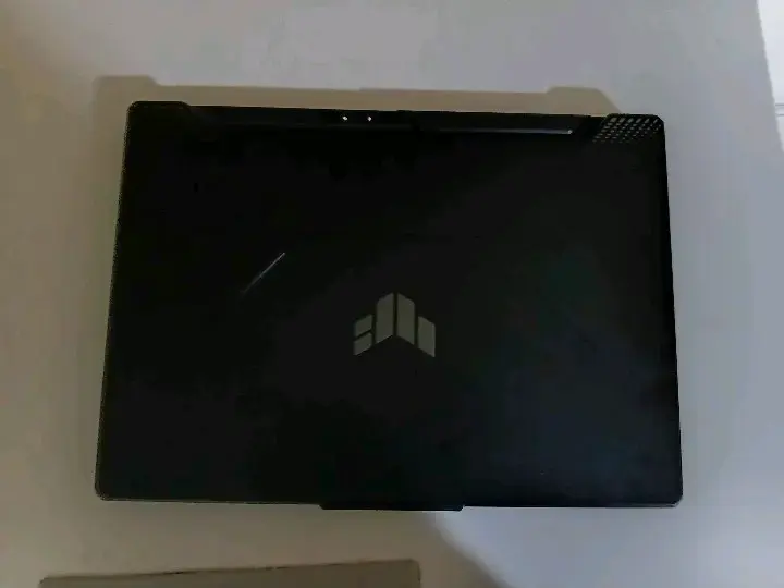 Portátil negro con logo - 1