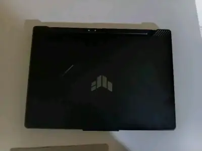 Portátil negro con logo - miniatura 1