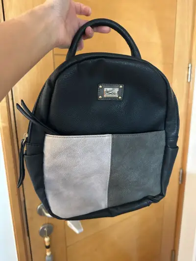 Mochila negra con detalles grises - miniatura 1