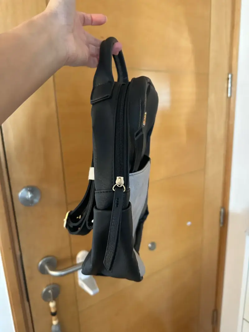 Mochila negra con detalles grises - 2