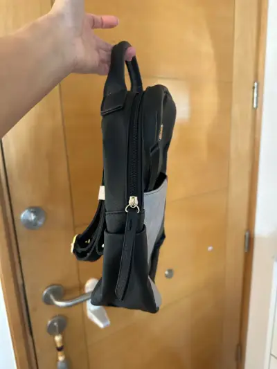 Mochila negra con detalles grises - miniatura 2