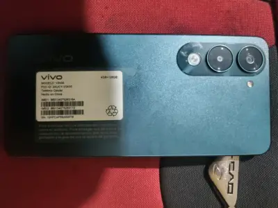 Smartphone Android con funda protectora - miniatura 3
