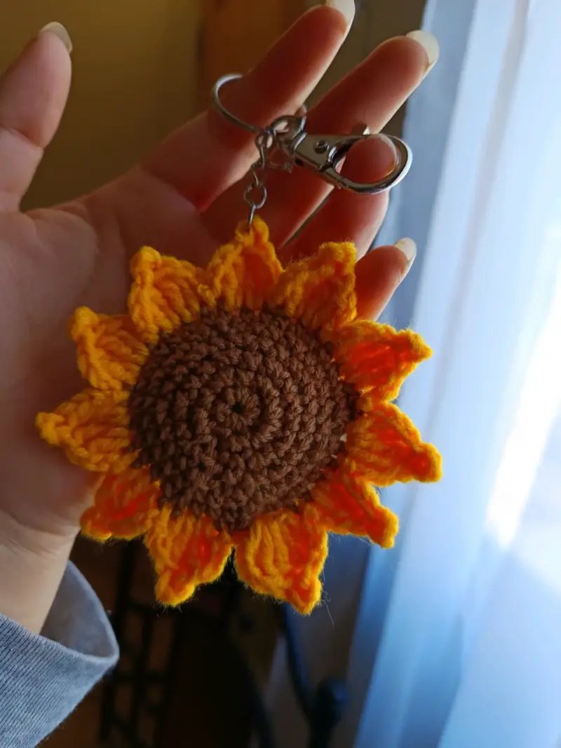 Llavero girasol tejido a crochet - 1