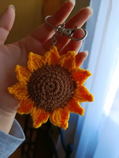 Llavero girasol tejido a crochet - miniatura 1