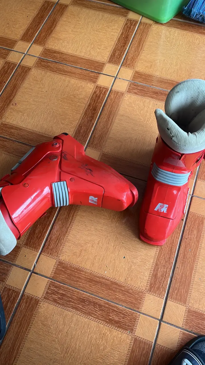 Botas de esquí rojas