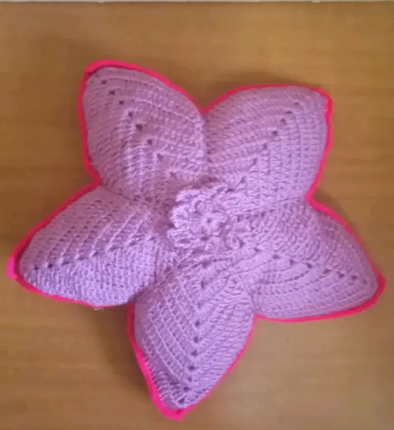 Cojín tejido en forma de flor - 1