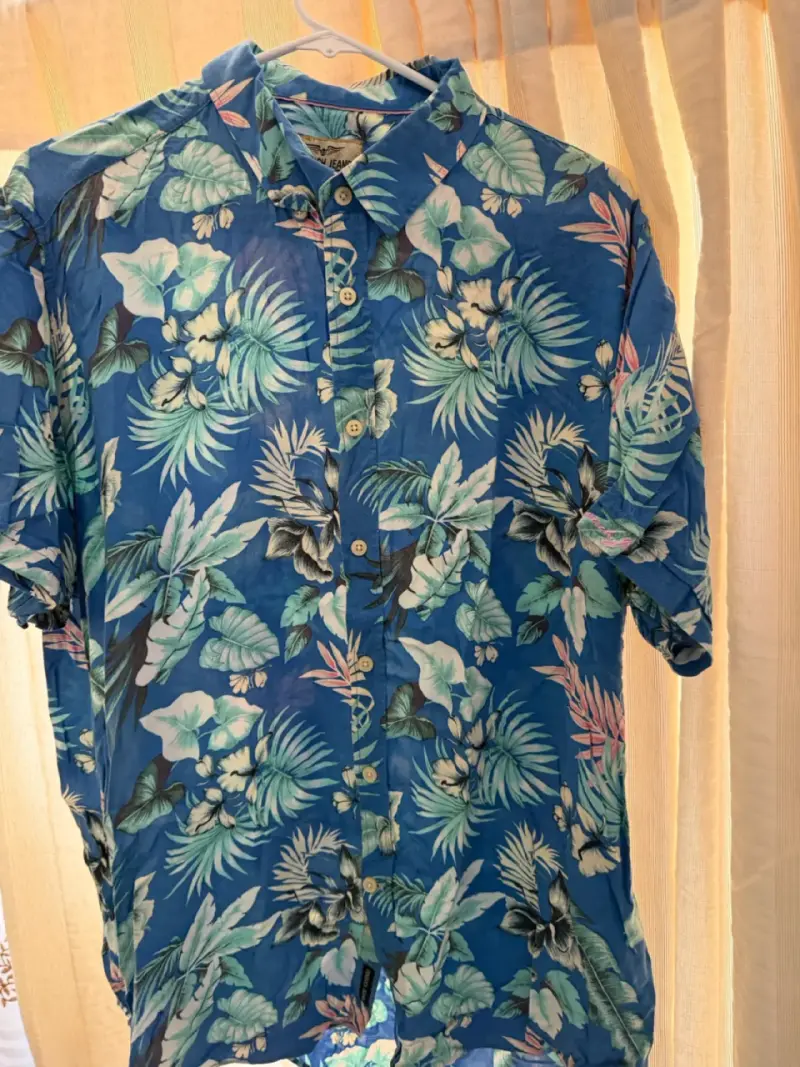 Camisa hawaiana azul tropical