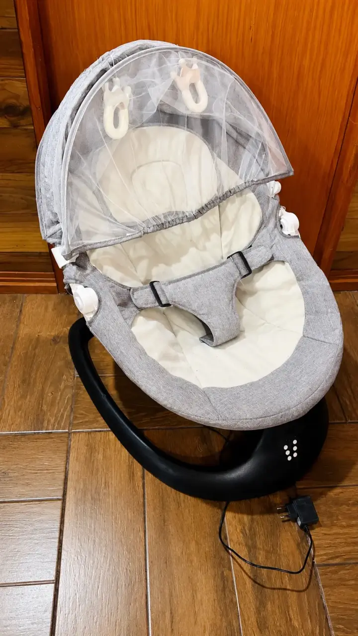 Silla mecedora de bebé gris - 1