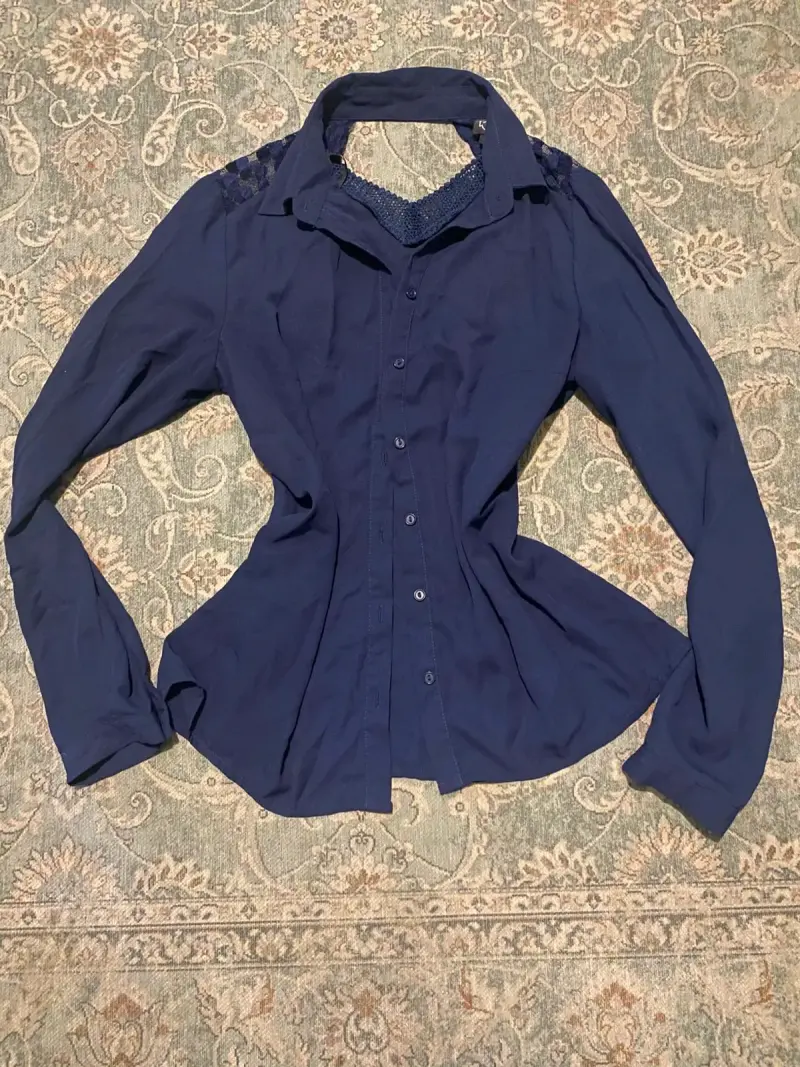 Blusa azul con encaje - 1
