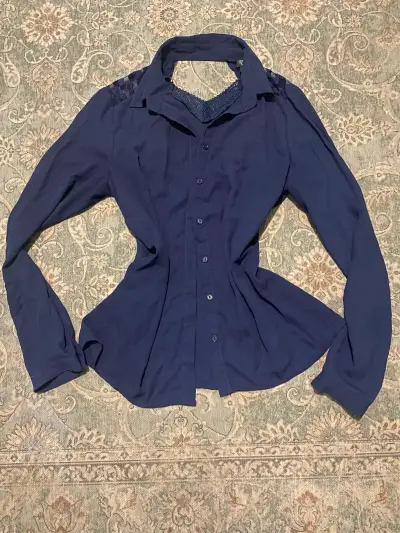 Blusa azul con encaje - miniatura 1