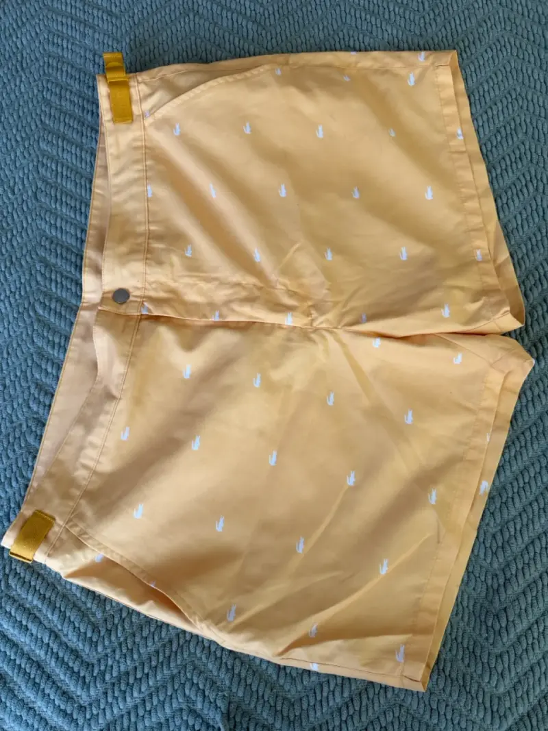 Shorts color mostaza con estampado