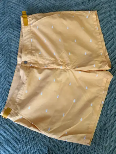 Shorts color mostaza con estampado - miniatura 1